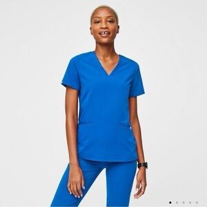 Figs Women's Casma 3 Pocket Scrub Top Short Sleeve V-Neck Top in Royal Blue XS